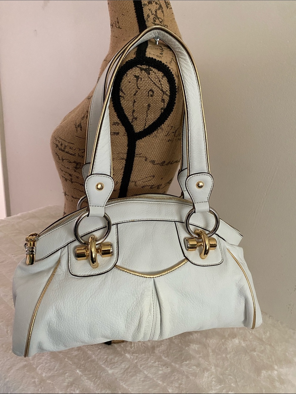 B Makowski White Leather Shoulder Bag W/ Plum Interior And Gold Hardware